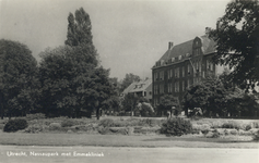 3710 Gezicht op de voorgevel van de Emmakliniek (Koningslaan 81) te Utrecht.